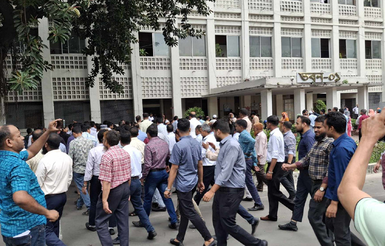 ২২ মে উপদেষ্টা পরিষদের বৈঠকে সরকারি চাকরি (সংশোধন) অধ্যাদেশ, ২০২৫ এর খসড়া চূড়ান্ত অনুমোদন দেওয়া হয়েছে। তবে এ বিষয়টি পর্যালোচনার জন্য চারজন উপদেষ্টাকে দায়িত্ব দেওয়া হয়েছে।