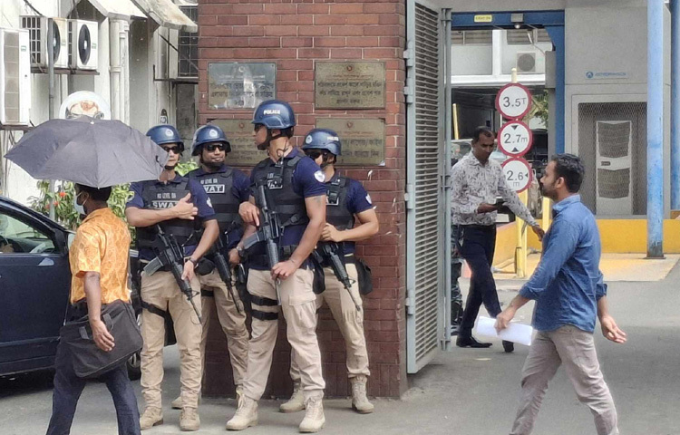 সকাল থেকেই সচিবালয়ের সামনে সোয়াট, পুলিশ, বিজিবি ও আনসার সদস্যরা অবস্থান নিয়েছেন।