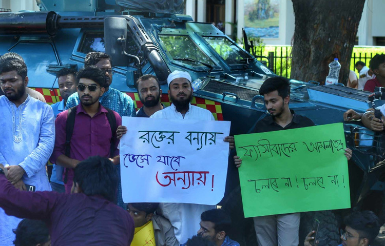 নানা ধরনের স্লোগান লেখা প্ল্যাকার্ড হাতে তারা অবস্থান করছেন।