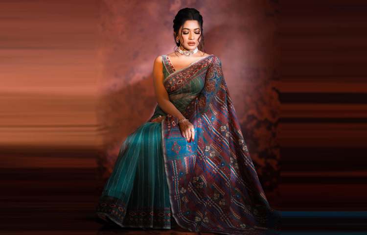 রঙিন জামদানি আর নজরকাড়া সাজে দারুণ লাগছে অভিনেত্রী বাঁধনকে।