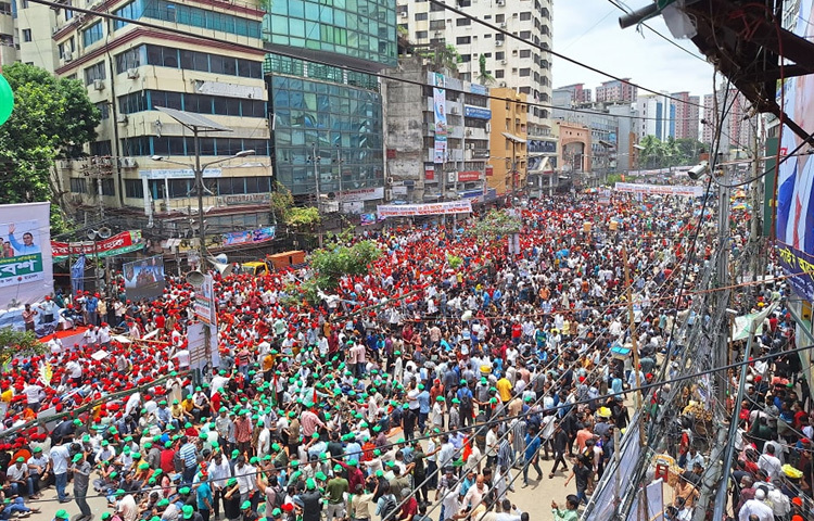 বেলা বাড়ার সঙ্গে সঙ্গে নয়াপল্টন এলাকা রূপ নিয়েছে জনসমুদ্রে। অনেকের হাতে দলীয় পতাকা, ব্যানার, ফেস্টুন। কেউ কেউ নেচে-গেয়ে স্লোগানে স্লোগানে কর্মসূচিতে প্রাণচাঞ্চল্য যোগ করেছেন।
