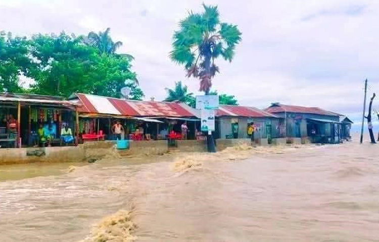 পানি ঢুকে পড়েছে বহু ঘরবাড়িতে। চাল-ডাল, আসবাবপত্র, কাপড়চোপড় সবই ভিজে গেছে। ক্ষুদ্র ব্যবসায়ী, দিনমজুর, রিকশাচালকসহ নিম্নআয়ের মানুষ পড়েছেন সবচেয়ে বেশি বিপাকে।