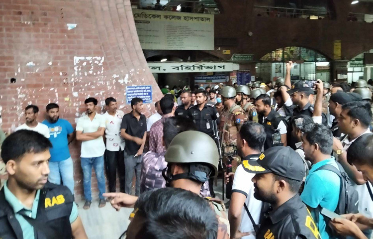 অভিযানে অংশ নেওয়া আইনশৃঙ্খলা বাহিনীর কর্মকর্তা বলছেন, সাধারণ মানুষের ভোগান্তি কমাতে এবং সরকারি চিকিৎসা সেবা নিশ্চিত করতে এ ধরনের অভিযান অব্যাহত থাকবে।