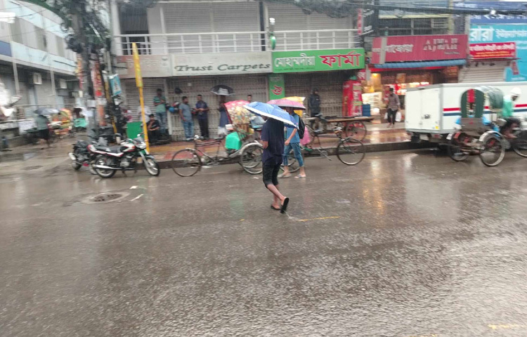 ছাতা থাকলেও পা ভিজল, প্যান্টের ছাঁট নেমে এলো কাদার দাগে।