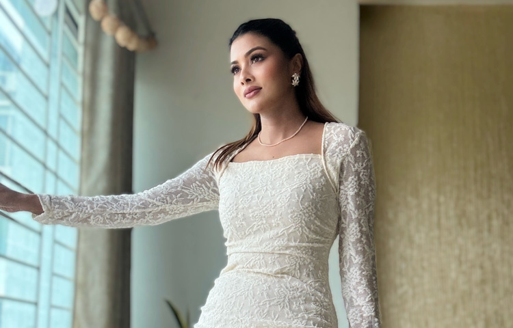 ফুলস্লিভ সাদা গাউনে নজরকাড়া টয়া।