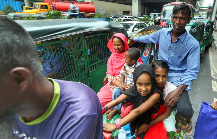 কারোর কোলে বাচ্চা, কেউ আবার গার্ডারে বসে ঘামে ভিজে ঠায় দাঁড়িয়ে আছেন। এই দৃশ্য কোনো মেলা নয়, কোনো যুদ্ধও নয়। এটি ছুটির নামক একটি মানসিক শান্তির খোঁজে সাধারণ মানুষদের বাড়ি ফেরার যুদ্ধ।