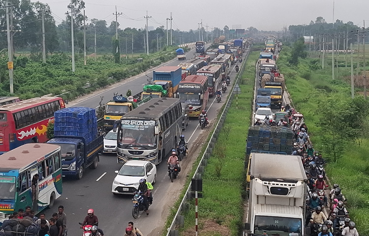 মহাসড়কের টাঙ্গাইল অংশের আশেরপুর বাইপাস থেকে শুরু করে যমুনা সেতু পর্যন্ত এই দীর্ঘ যানজটের বিস্তার ঘটেছে। যানজটের কারণে যমুনা সেতু দিয়ে সকাল থেকে শুধু উত্তরবঙ্গমুখী যানবাহন পারাপারের অনুমতি দেওয়া হচ্ছে বলে জানিয়েছে সেতু কর্তৃপক্ষ।