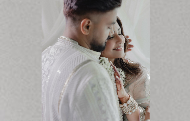 ২০১১ সালে ‘বিগ বস’-এও দেখা গেছে রকিকে। জীবন ও ক্যারিয়ারের উত্থান-পতনের সঙ্গী ছিলেন। ক্যারিয়ার যাতে ক্ষতিগ্রস্থ না হয়, সে জন্য হিনাকে বিয়ের ব্যাপারে চাপও দেননি তিনি। ক্যানসার ধরা পড়ার পরও তাকে আগলে রেখেছেন রকি জয়সওয়াল। এবার বিয়েও করলেন প্রিয়তমাকে।