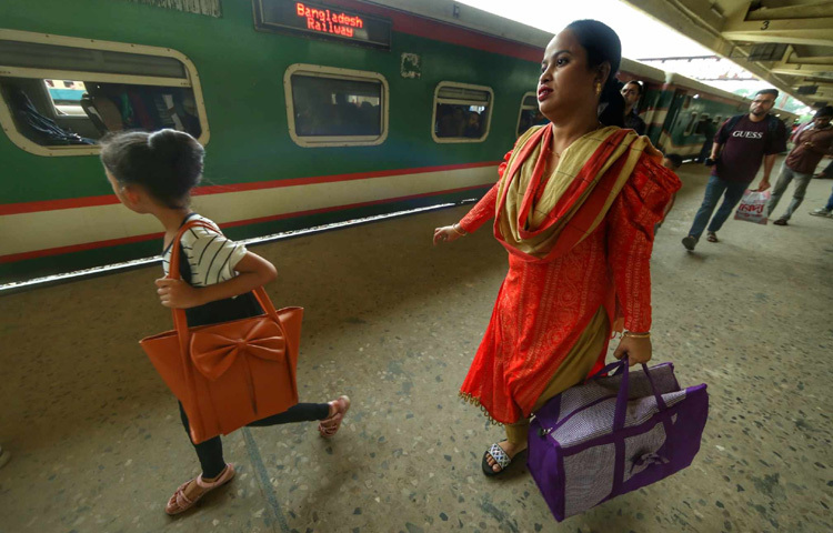 মায়ের আগে আগে ছুটছে ছোট্ট শিশুটি। চোখে-মুখে বাড়ি ফেরার উচ্ছ্বাস।