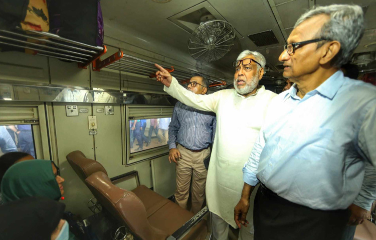 যাত্রীদের ভোগান্তি লাঘব ও রেলসেবা নিশ্চিত করতে সংশ্লিষ্ট কর্মকর্তাদের বিভিন্ন দিকনির্দেশনাও দেন উপদেষ্টা। ঈদযাত্রা নির্বিঘ্ন করতে সরকার যে আন্তরিক, তার প্রমাণ এই সরেজমিন তদারকি।