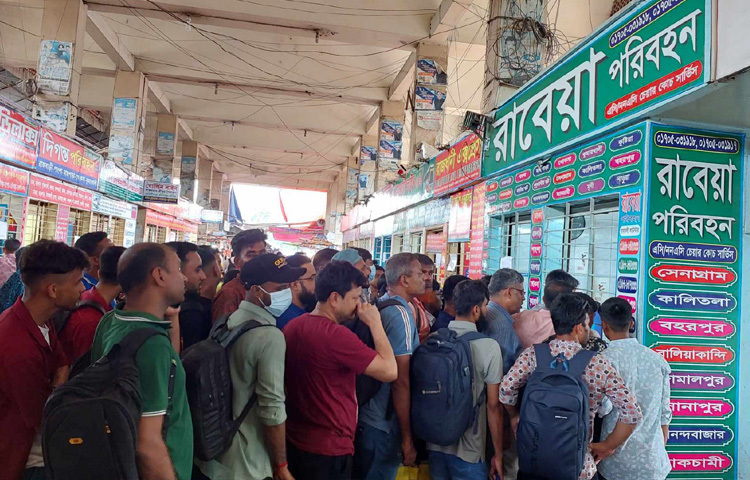 বেলা বাড়ার সঙ্গে গাবতলীতে বেড়েছে মানুষের চাপ। কাউন্টার আছে, টিকিট নেই। যাত্রী আছে, যাওয়ার জন্য পর্যাপ্ত গাড়ি নেই।