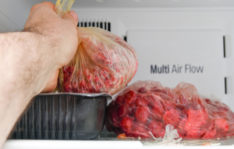 মাংস সংরক্ষণের জন্য ফ্রিজে রাখা, হালকা জ্বাল দেওয়া, রান্না করে রাখা কিংবা রোদে শুকিয়ে সংরক্ষণ করার মতো নানা উপায় রয়েছে। তবে অনেকেই পদ্ধতিগুলোর কথা জানলেও সঠিক নিয়ম না মানার কারণে মাংস নষ্ট হয়ে যায়।