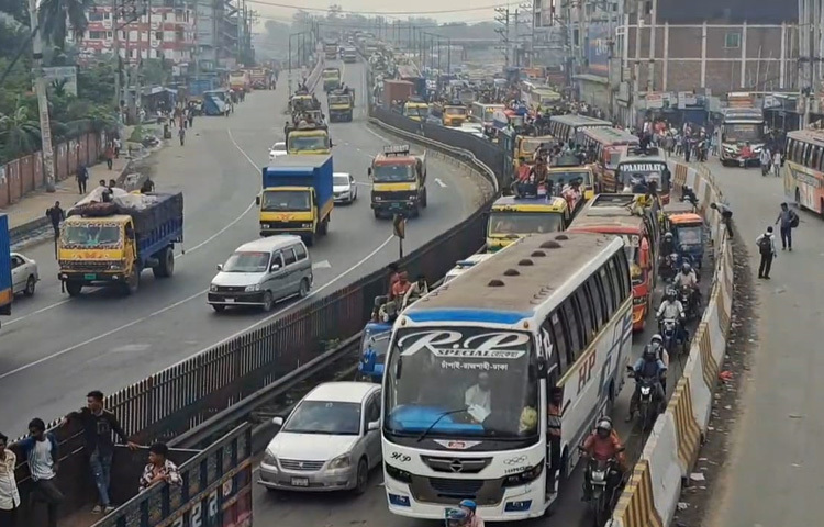 যাত্রী থাকলেও, গণপরিবহনের সংকট বেশ প্রকট। ফলে ঘণ্টার পর ঘণ্টা অপেক্ষা করতে হচ্ছে ঘরমুখী মানুষদের।