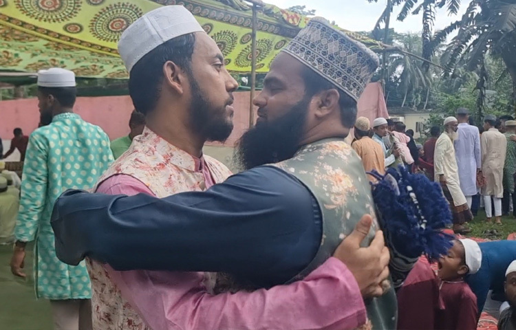 স্থানীয় এক যুবক রাসেল বলেন, ‘গতকাল ছিল আরাফার দিন, যা সারা পৃথিবীর জন্য একদিনেই হয়। যেমন কেয়ামত সারা দুনিয়ায় একদিনেই হবে। সে হিসেবে আজই কোরবানির দিন, তাই আজ আমরা ঈদ পালন করছি।’