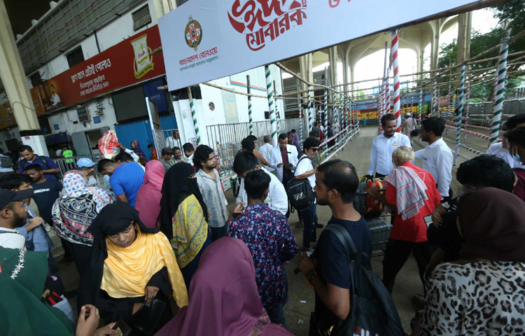 স্টেশন কর্তৃপক্ষ বলছে, নির্বিঘ্ন ও নিরাপদ ঈদযাত্রায় সব ধরনের প্রস্তুতি গ্রহণ করা হয়েছে।