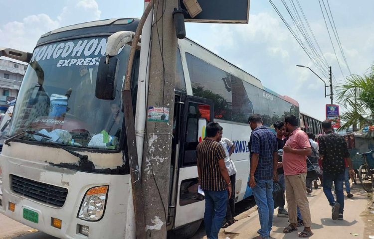 শ্যামলী, এস আর, শাহ ফতেহ আলী, সুপার সনিকসহ নামকরা পরিবহন কোম্পানির কাউন্টারগুলোতে লম্বা লাইন।