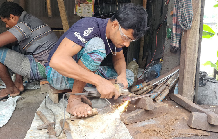 বংশ পরম্পরায় চলে আসা এক সময়ের ঐতিহ্য ধরে রেখে হাতে গোনা কয়েকটি পরিবার এ পেশাকে আঁকড়ে ধরে রেখেছে। তবে এতে নেই আগের মতো আয়।