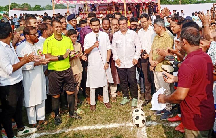 যুব ও ক্রীড়া উপদেষ্টা আসিফ মাহমুদ সজীব ভূঁইয়া কুমিল্লা জেলার মুরাদনগর উপজেলায় মেটেংঘর ফুটবল টুর্নামেন্ট-২০২৫ এর উদ্বোধন করেন। ছবি: পিআইডি