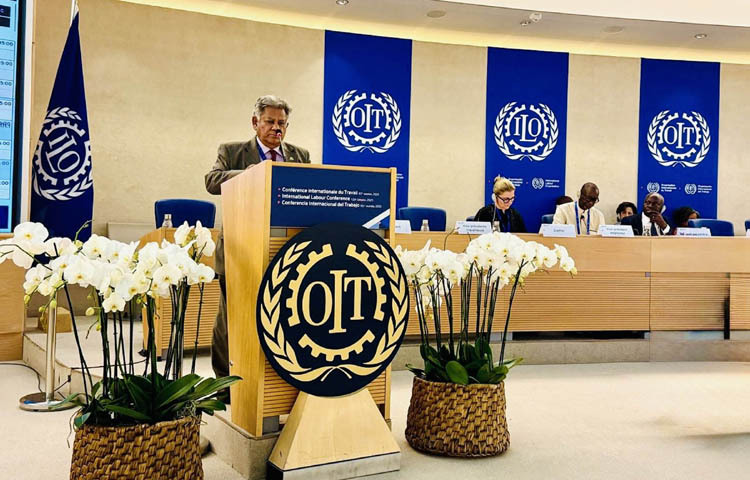 শ্রম ও কর্মসংস্থান এবং নৌপরিবহন উপদেষ্টা ব্রিগেডিয়ার জেনারেল (অব.) ড. এম সাখাওয়াত হোসেন গতকাল সুইজারল্যান্ডের জেনেভায় আন্তর্জাতিক শ্রম সংস্থার সদর দপ্তরে ১১৩তম আন্তর্জাতিক শ্রম সম্মেলনে বক্তব্য রাখেন। ছবি: পিআইডি