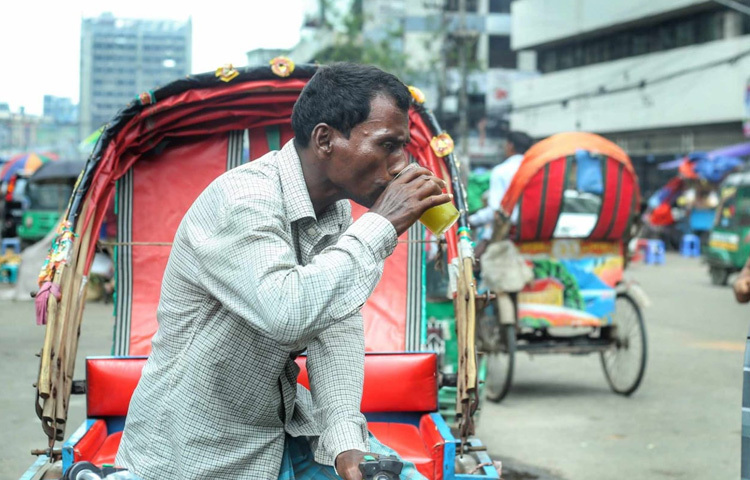 এই সময়ে ঢাকার অলিগলিতে পথের পাশে অনেক ছোট শরবতের দোকান দেখা যায়। কারোর প্লাস্টিকের বোতলে রাখা লেবু-জিরা পানি, কারোর হাতে বরফ মেশানো শরবত, কেউ আবার বিক্রি করছেন তাজা ডাব। রিকশাওয়ালারা এসব দোকানের বড় একটি অংশের নিয়মিত ক্রেতা।