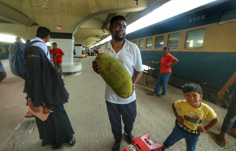 যারা ফিরছেন, তাদের চোখেমুখে ঈদের স্মৃতি। ট্রেনের জানালা দিয়ে পেছনে ফেলে আসা গ্রামের বাড়ি, সেই উঠোনে রাতের গল্প বা ঈদের দিন সকালে বাবার সঙ্গে মসজিদে যাওয়া সবই যেন রয়ে যায় হৃদয়ের কোণে।