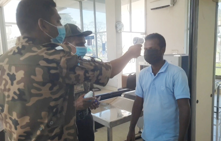 ফের করোনা ভাইরাসের সংক্রমণ বাড়ায় মোংলা বন্দরে বিশেষ সতর্কতা জারি করা হয়েছে। আজ সকাল থেকে বন্দর জেটির প্রধান গেটে বসানো হয়েছে স্বাস্থ্য পরীক্ষার বিভিন্ন যন্ত্রপাতি। বাধ্যতামূলক করা হয়েছে মাস্ক ব্যবহার। ছবি: জাগো নিউজ