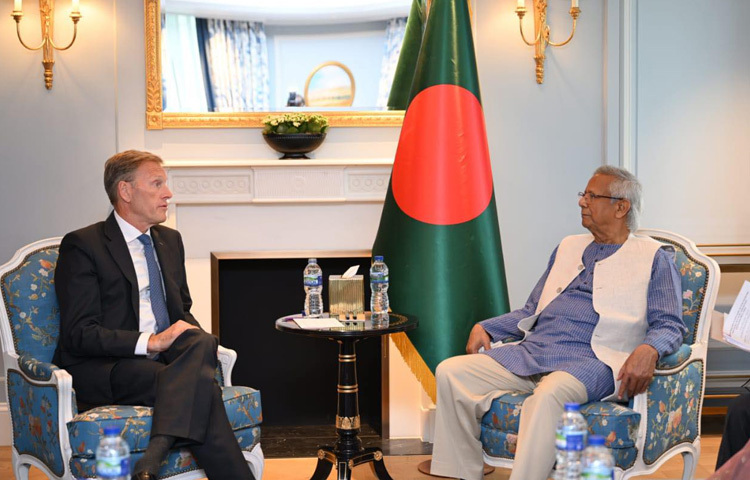 মঙ্গলবার প্রধান উপদেষ্টা অধ্যাপক মুহাম্মদ ইউনূসের সঙ্গে সাক্ষাৎ করেন এয়ারবাসের এক্সিকিউটিভ ভাইস প্রেসিডেন্ট ওয়াউটার ভ্যান ওয়ার্শ।
