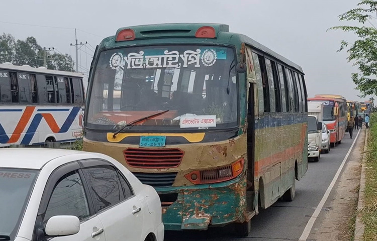 পুলিশ জানায়, রাত থেকেই মহাসড়কে যানবাহনের চাপ বাড়তে থেকে। এছাড়া গভীর রাতে যমুনা সেতুর উপর সড়ক দুর্ঘটনা ঘটে। দুর্ঘটনায় কবলিত গাড়ি রেকার দিয়ে সরিয়ে দিতে কিছুটা সময় লাগে। এতে টোল আদায় ধীর গতির কারণে যানবাহন চলাচলে বিগ্ন ঘটে।