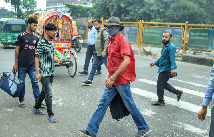 এই দৃশ্যগুলো শুধু ব্যস্ততা নয়, শহরের ঘুরে দাঁড়ানোর প্রতিচ্ছবি। রামপুরার রাস্তায় তোলা ছবিগুলো যেন বলে দেয়, উৎসবের আমেজ শেষে মানুষ এখন আবার জীবিকার পথে। কারোর হাতে লাঞ্চবক্স, কারোর কাঁধে ব্যাগ, কারোর চোখেমুখে সকাল না হতেই অফিস পৌঁছানোর তাগিদ। ছবি গুলোতে ধরা পড়েছে ঢাকার সেই চিরচেনা ব্যস্ততা, যে ব্যস্ততার নামই হয়তো ‘নগরজীবন’।