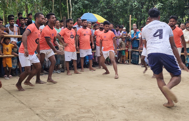 চারপাশে উৎসবের আমেজ। কেউ গাছে চড়ে, কেউ বাড়ির ছাদে উঠে, আবার কেউ মাঠ ঘিরে দাঁড়িয়ে অপলক দৃষ্টিতে দেখছেন খেলা।