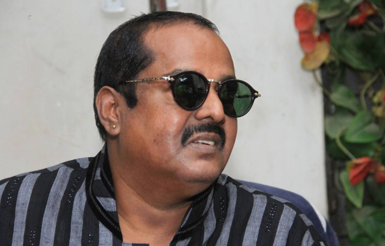 ঢালিউডে যারা বেড়ে উঠেছে ৯০ বা ২০০০ দশকে, ডিপজল তাদের কাছে শুধুই একজন খলনায়ক ছিলেন না। বরং তিনি ছিলেন এক ধরনের বিনোদনের প্রতীক। তার সংলাপ ছিল পাঞ্চলাইনের মতো, আর স্টাইল ছিল ভাইরাল হওয়ার উপযুক্ত উপকরণ।