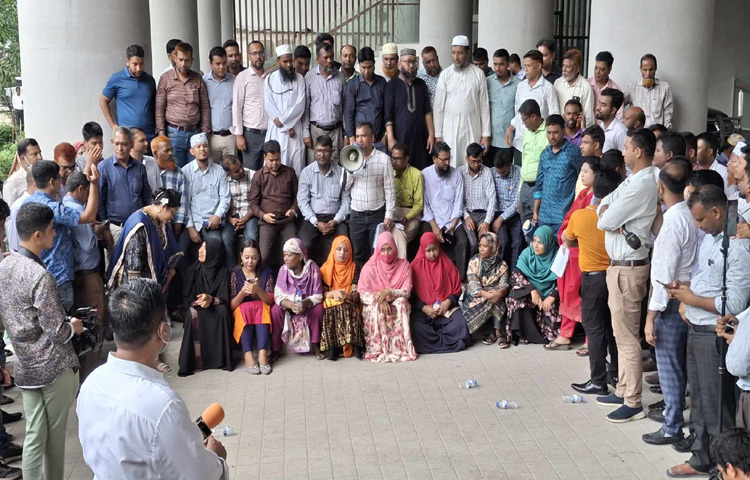 বিক্ষোভ সমাবেশে ঐক্য ফোরামের কো-চেয়ারম্যান মো. বাদিউল কবির ও মো. নুরুল ইসলামসহ অন্যান্য নেতারা উপস্থিত রয়েছেন।