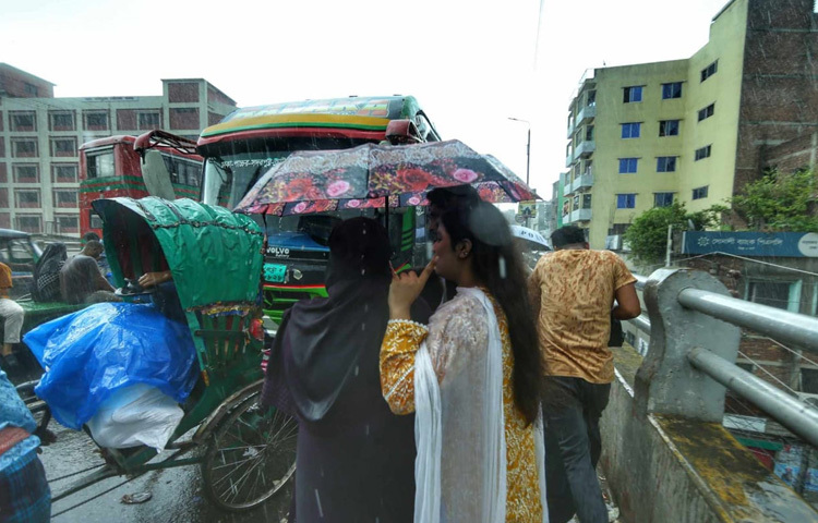 রাস্তায় তখন অনেকেই ছাতা না থাকায় আশ্রয় নিয়েছেন দোকানের ছাউনি কিংবা গাছের নিচে। কেউ আবার মাথা ভিজিয়ে হেঁটে চলেছেন বৃষ্টির গান গুনগুনিয়ে।
