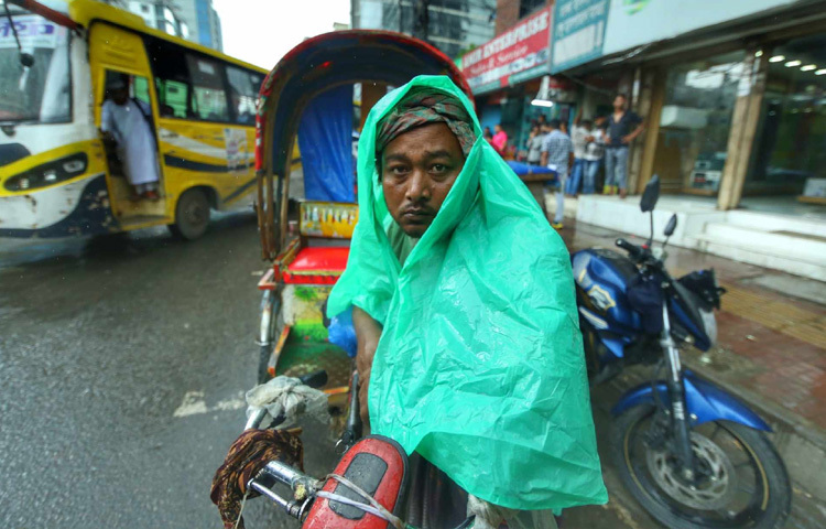 গরমে হাঁসফাঁস করা ঢাকা যেন এই বৃষ্টিতে একটু স্বস্তির নিঃশ্বাস ফেলেছে।