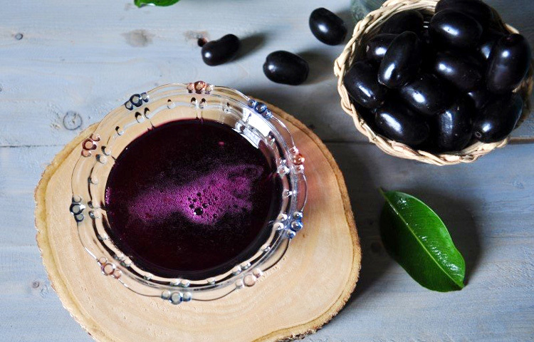 জামে রয়েছে প্রচুর অ্যান্টিঅক্সিডেন্ট ও অ্যান্টি-ইনফ্ল্যামেটরি উপাদান, যা শরীরের প্রতিরোধশক্তিকে বাড়িয়ে তোলে। ভিটামিন সি সমৃদ্ধ এই ফল সংক্রমণ থেকে রক্ষা করে এবং হাঁপানি বা সর্দি-কাশির মতো সমস্যায় উপশম আনতে পারে।