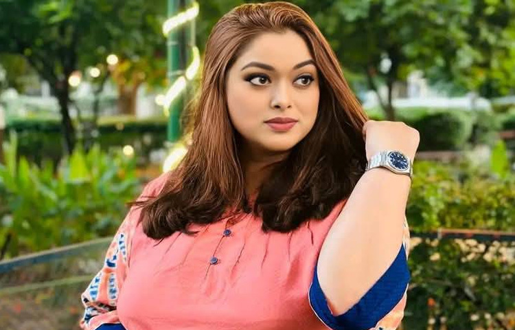 জুটি গড়ে তোলেন সেই সময়ের অন্যতম জনপ্রিয় নায়ক আলেকজান্ডার বো এর সঙ্গে। একের পর এক অভিনয় করেন ‘অর্ডার’, ‘লাকি সেভেন’ ও ‘ড্যাম কেয়ার’ এর মতো একশন সিনেমাতে।