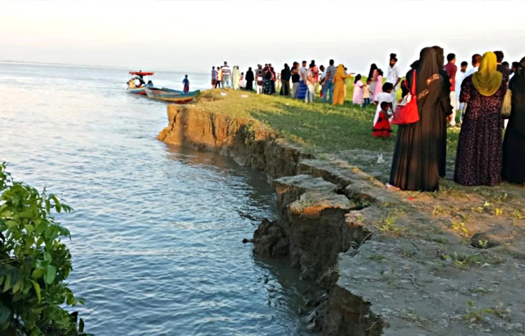 অনেকে আবার বাড়ির চাল খুলে অন্য জায়গায় রাখলেও খুঁটি ও বেড়া লাগিয়ে রেখেছেন। যদি ভাঙন থেমে বসতভিটেটুকু টিকে থাকে সেই আশায়।
