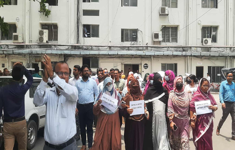 সচিবালয়ে মন্ত্রীপরিষদ ও জনপ্রশাসন মন্ত্রণালয়ের ভবনের নিচে বিভিন্ন মন্ত্রণালয়ের কর্মচারীরা একত্রিত হয়ে আন্দোলন ও বিক্ষোভ করেন কর্মচারীরা। পরে সচিবালয়ের ভিতরে বিক্ষোভ মিছিল করেন তারা।