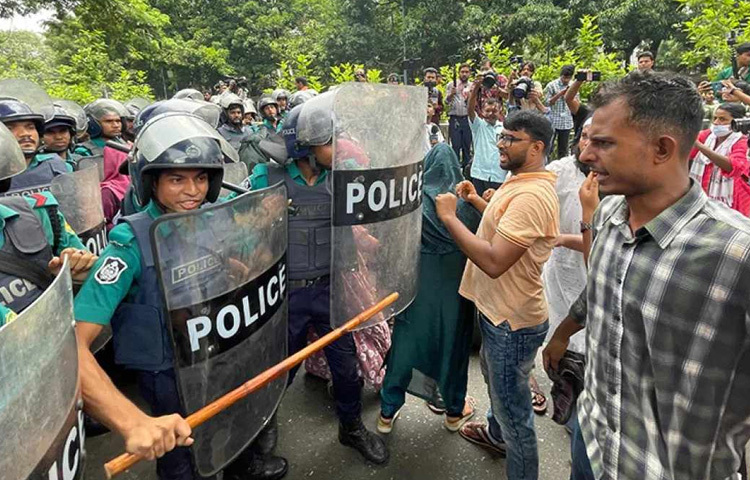 এর আগে বেলা ১১টায় প্রেস ক্লাবের সামনে থেকে আন্দোলনকারীরা অগ্রসর হতে গেলে তাদের আটকে দেয় পুলিশ। এ সময় পুলিশ তাদের বারবার সরে যেতে বললেও আন্দোলনকারীরা স্লোগান দিতে থাকেন।