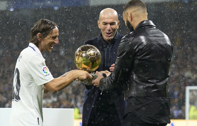 ২০০১ সালে তখনকার রেকর্ড ট্রান্সফার ফিতে যোগ দেন রিয়াল মাদ্রিদে, যেখানে গ্যালাক্টিকোস যুগের উজ্জ্বলতম নক্ষত্র হয়ে উঠেছিলেন জিদান।