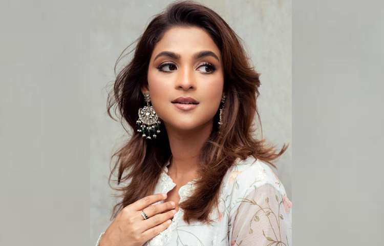 মেকআপেও ছিল সেই একই পরিমিত ছোঁয়া। ‘সিগনেচার লুক বাই সামিয়া’র ছোঁয়ায় সাদিয়া হয়েছেন সফট গ্ল্যাম লুকে অনন্যা। চোখে হালকা শেড, ঠোঁটে ন্যুড টোন আর গালে ফিনফিনে ব্লাশ-সব মিলে এক নিখুঁত পরিপাটি উপস্থিতি।