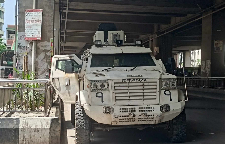 তাদের এ আন্দোলনে এখনো কোনো সহিংসতা দেখা না গেলেও ঘটনাস্থলে পুলিশের সতর্ক উপস্থিতি স্পষ্ট করে দেয়, প্রশাসন পরিস্থিতি গুরুত্বসহকারে নজরে রেখেছে।