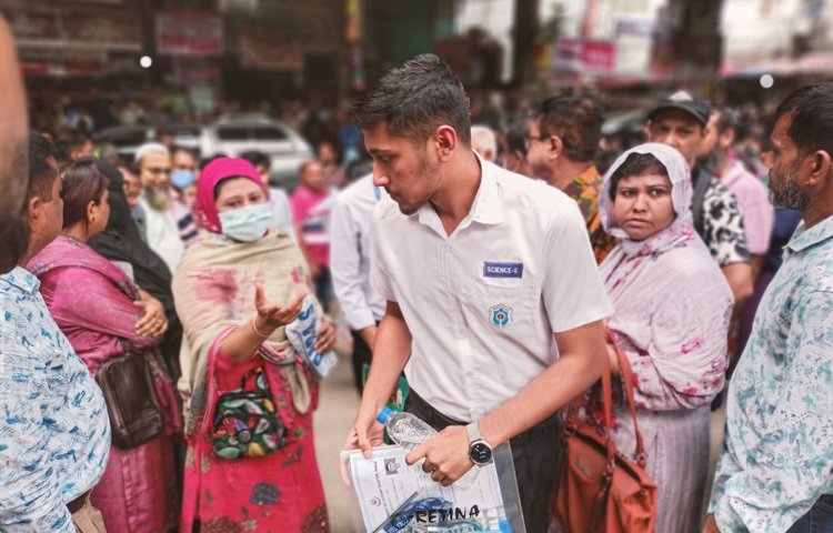 কেউ এসেছেন একা, কেউ আবার পরিবার-পরিজনের সঙ্গে।