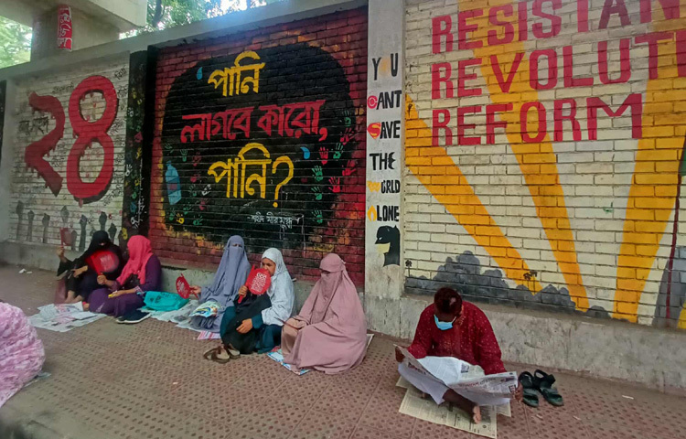 তেজগাঁওয়ের সরকারি বিজ্ঞান কলেজ পরীক্ষা কেন্দ্রে গিয়ে দেখা গেল এক শান্ত ও নিয়ন্ত্রিত পরিবেশ। সরকারি নির্দেশনা অনুযায়ী কেন্দ্রের ২০০ গজের মধ্যে কোনো ধরনের যানবাহন পার্কিং করা হয়নি। যার ফলেই কেন্দ্রের চারপাশ ছিল যানজটমুক্ত ও চলাচলের জন্য স্বাভাবিক।