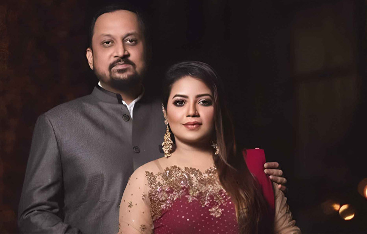 তিনি আরও লিখেছেন, জীবনের এই নতুন অধ্যায়ে আমরা দুজনেই যেন শান্তিতে এবং সম্মানের সঙ্গে এগিয়ে যেতে পারি, তার জন্য আপনাদের সকলের দোয়া ও সহযোগিতা কামনা করছি। এই মুহূর্তে আমি আমার গানের কাজে মনোনিবেশ করতে চাই যেই কাজের মাধ্যমেই আমি এতদূর পর্যন্ত আসতে পেরেছি। তাই আশা করি আপনারা আমার এই সিদ্ধান্তকে সম্মান জানাবেন এবং সবসময় আমাকে যেভাবে শ্রদ্ধা ও ভালোবাসায় আগলে রেখেছেন, ভবিষ্যতেও সেভাবেই রাখবেন। আপনাদের ভালোবাসা ও সমর্থনের জন্য আমি কৃতজ্ঞ।