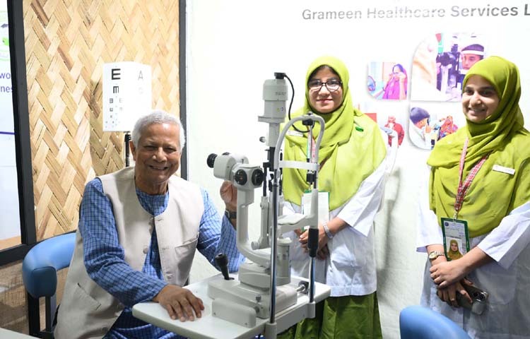 প্রধান উপদেষ্টা প্রফেসর মুহাম্মদ ইউনুস আজ ঢাকায় সাভারের জিরাবো সামাজিক কনভেনশন সেন্টারে ১৫তম সামাজিক ব্যবসা দিবস উপলক্ষে আয়োজিত প্রদর্শনী সেন্টারের বিভিন্ন স্টল ঘুরে দেখেন। ছবি: পিআইডি