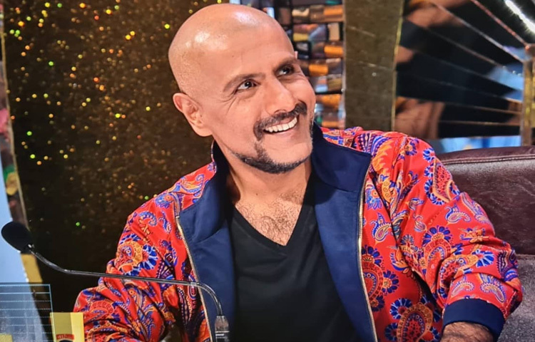 তার গলায় যেমন ‘ধুমাচক ধুম’ এর হাই এনার্জি শোনা যায়, তেমনি ‘তু আশিকি হ্যায়’ এর আবেগও গভীরভাবে ছুঁয়ে যায় হৃদয়।