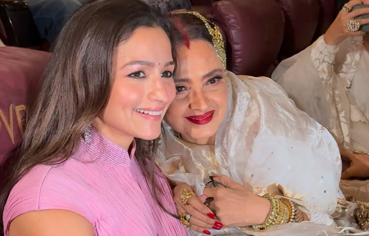 ক্যামেরাবন্দি এক আন্তরিক মুহূর্তে, রেখা ও আলিয়ার যুগল উপস্থিতি হয়ে উঠেছে স্মরণীয়।