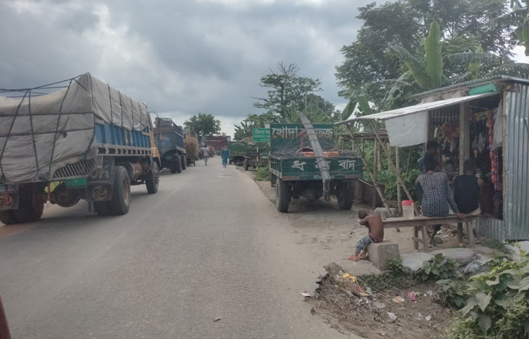 এ বিষয়ে কুড়িগ্রাম সড়ক ও জনপথ বিভাগের নির্বাহী প্রকৌশলী নজরুল ইসলাম বলেন, ‘অতিরিক্ত ওজনের ট্রাক ওঠায় পাটাতন ভেঙে গেছে। আমরা মেরামতের কাজ শুরু করেছি। দ্রুত যান চলাচল স্বাভাবিক করার চেষ্টা চলছে।’