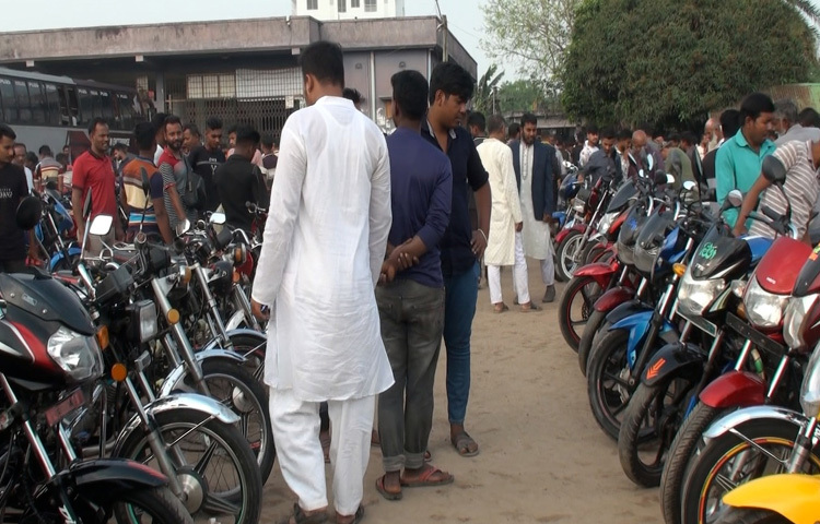 পুরোনো বাইক সংগ্রহ, রিকন্ডিশন, পরিবহন, বিক্রি-সব মিলিয়ে কয়েক শ’ মানুষের জীবিকা এই হাটকে ঘিরেই। কেউ নিজেই বাইক ঠিক করে বিক্রি করেন, কেউ আবার দালাল হিসেবে কাজ করে আয় করছেন মাসে ভালো অঙ্কের টাকা।